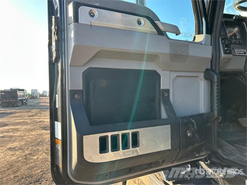 Mack Anthem 6x4 T/A Sleeper Truck Tractor Vilcēji
