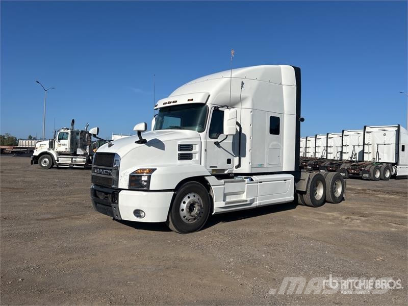 Mack Anthem 6x4 T/A Sleeper Truck Tractor Cabezas tractoras