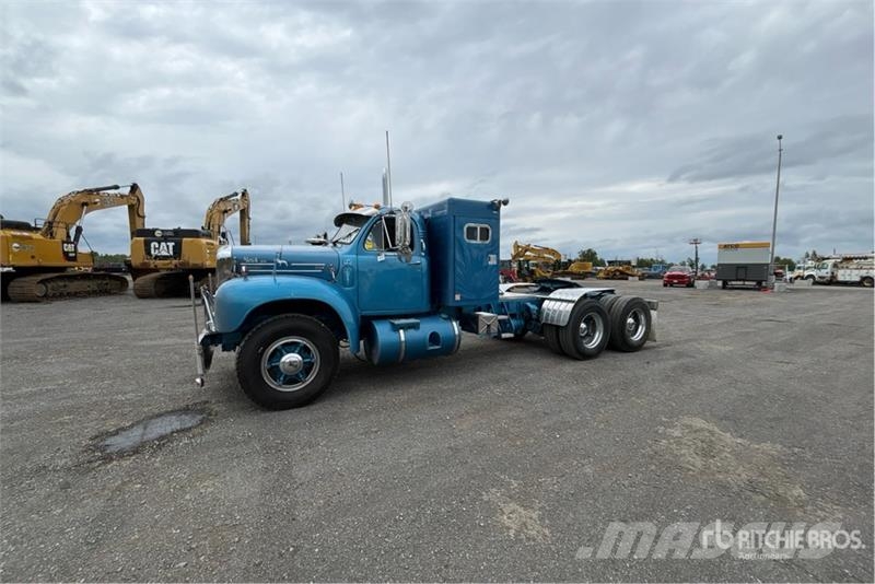 Mack B-61 6x2 T/A Sleeper Truck Tractor 曳引機組件