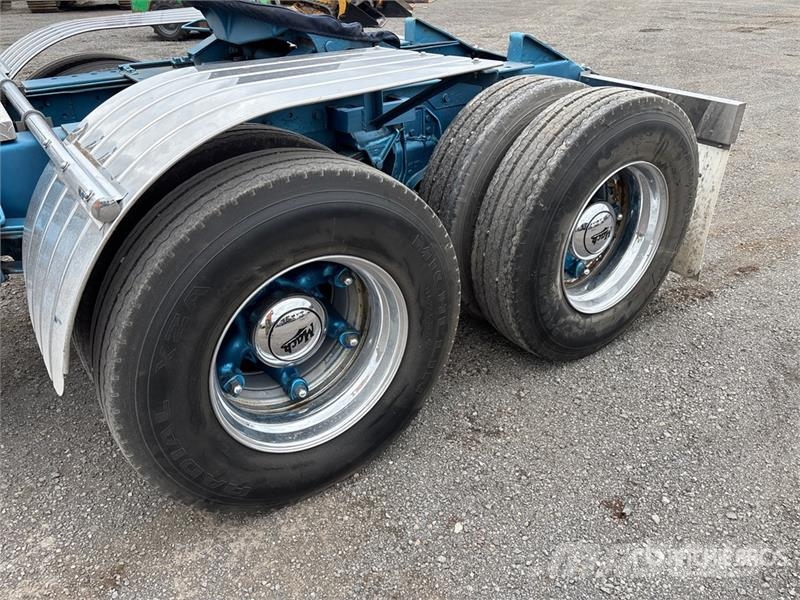 Mack B-61 6x2 T/A Sleeper Truck Tractor 曳引機組件