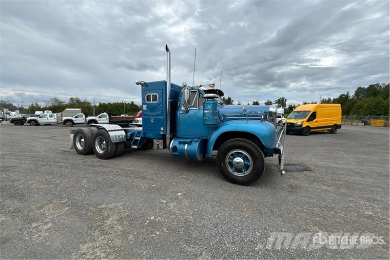 Mack B-61 6x2 T/A Sleeper Truck Tractor 曳引機組件