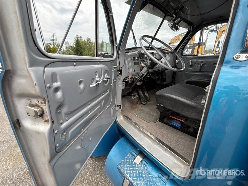 Mack B-61 6x2 T/A Sleeper Truck Tractor 曳引機組件