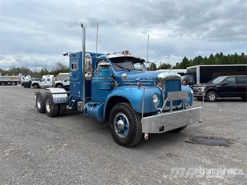 Mack B-61 6x2 T/A Sleeper Truck Tractor 曳引機組件
