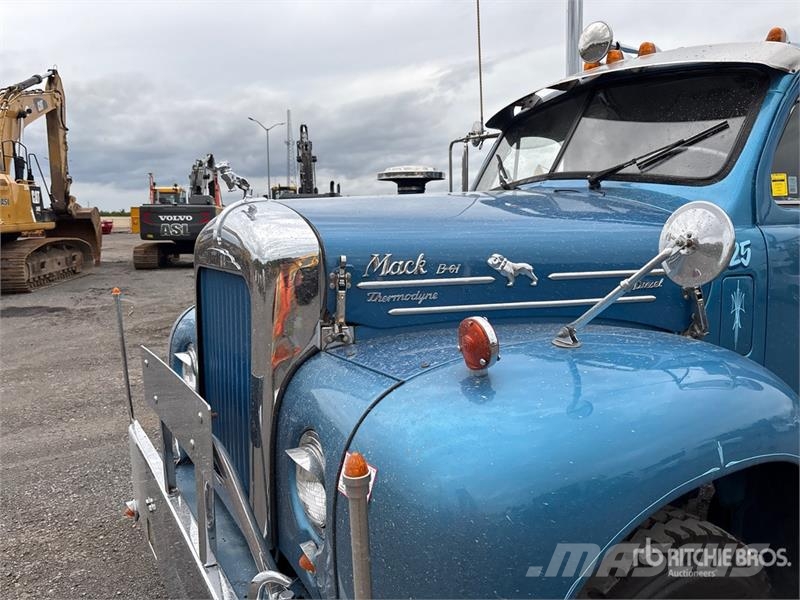 Mack B-61 6x2 T/A Sleeper Truck Tractor 曳引機組件
