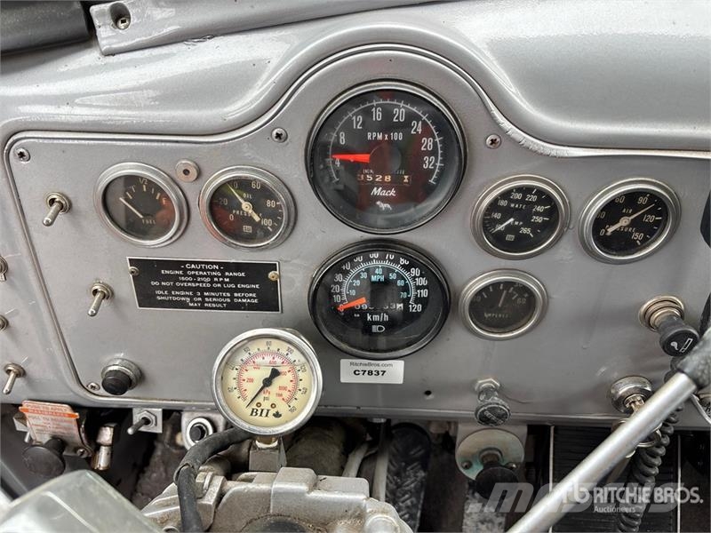 Mack B-61 6x2 T/A Sleeper Truck Tractor 曳引機組件
