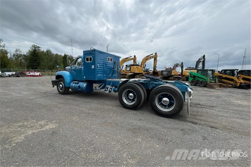 Mack B-61 6x2 T/A Sleeper Truck Tractor 曳引機組件