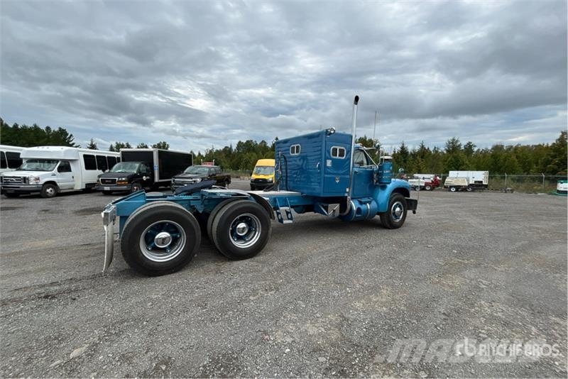 Mack B-61 6x2 T/A Sleeper Truck Tractor 曳引機組件