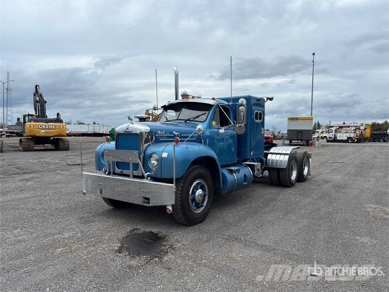 Mack B-61 6x2 T/A Sleeper Truck Tractor 曳引機組件