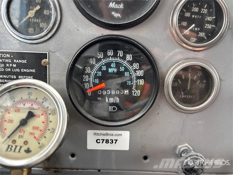 Mack B-61 6x2 T/A Sleeper Truck Tractor 曳引機組件