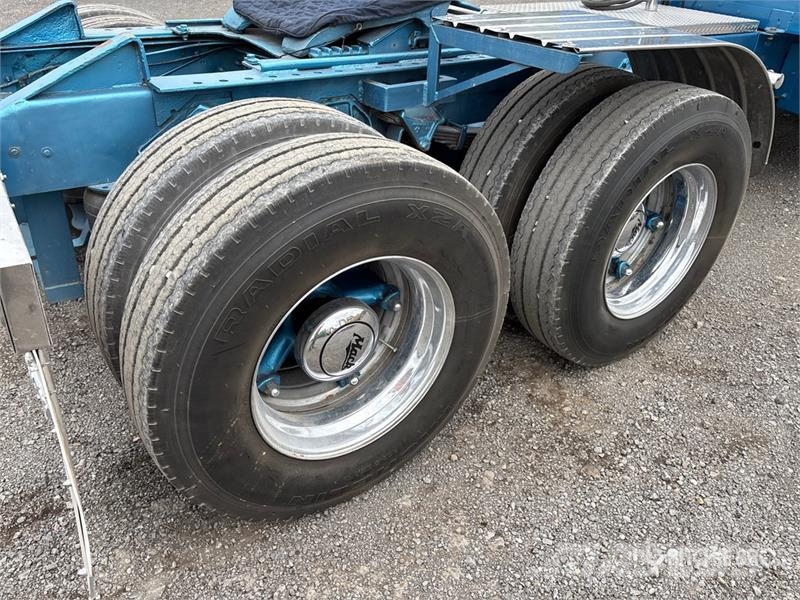 Mack B-61 6x2 T/A Sleeper Truck Tractor 曳引機組件