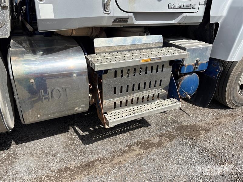 Mack CHU613 Truck Tractor Units