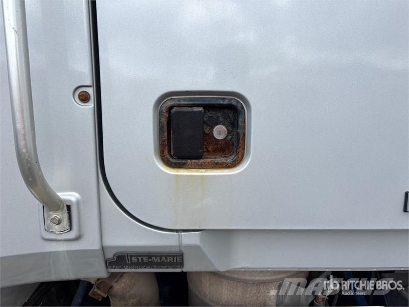 Mack CHU613 Truck Tractor Units