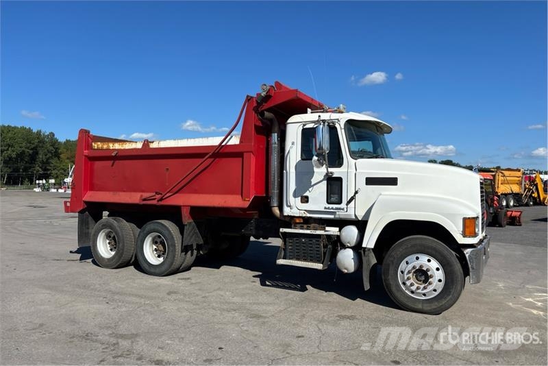 Mack CHU613 傾卸式卡車