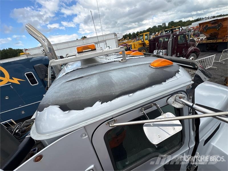 Mack CHU613 Truck Tractor Units