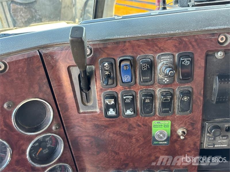 Mack CHU613 傾卸式卡車