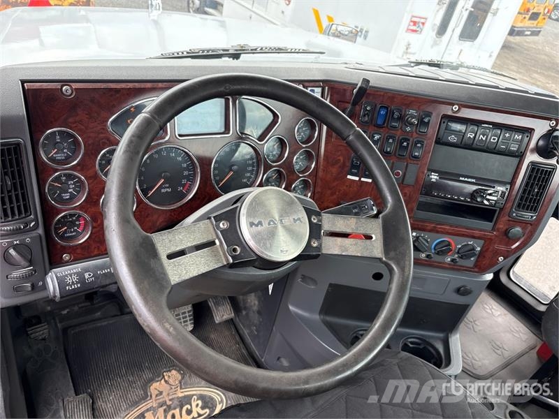 Mack CHU613 Truck Tractor Units
