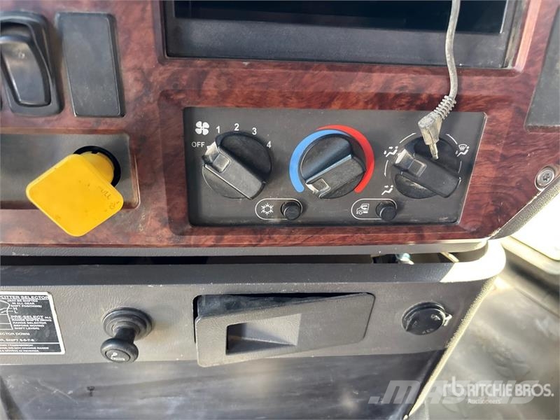 Mack CHU613 傾卸式卡車