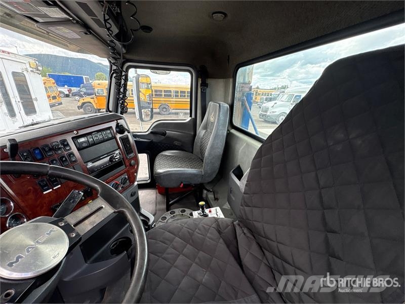 Mack CHU613 Truck Tractor Units
