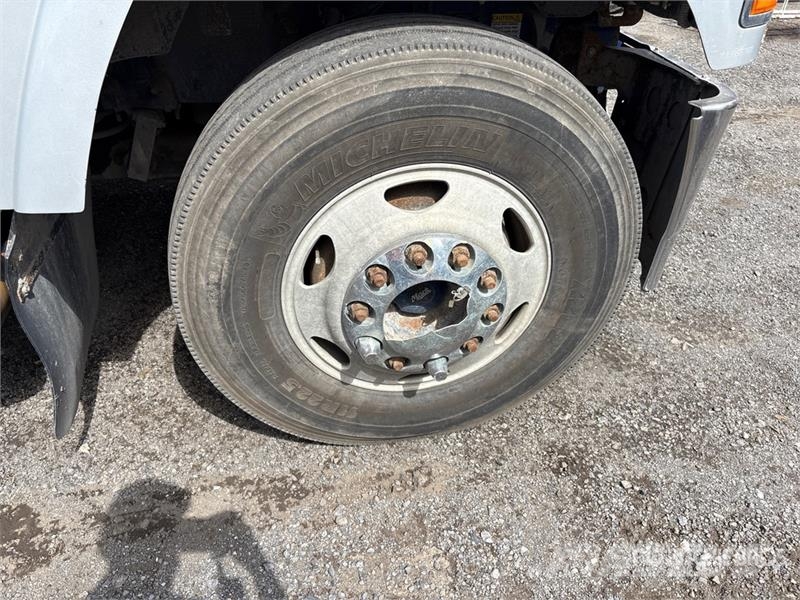 Mack CHU613 Truck Tractor Units