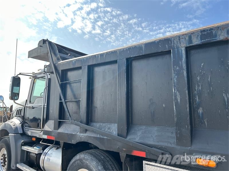 Mack CT713 傾卸式卡車
