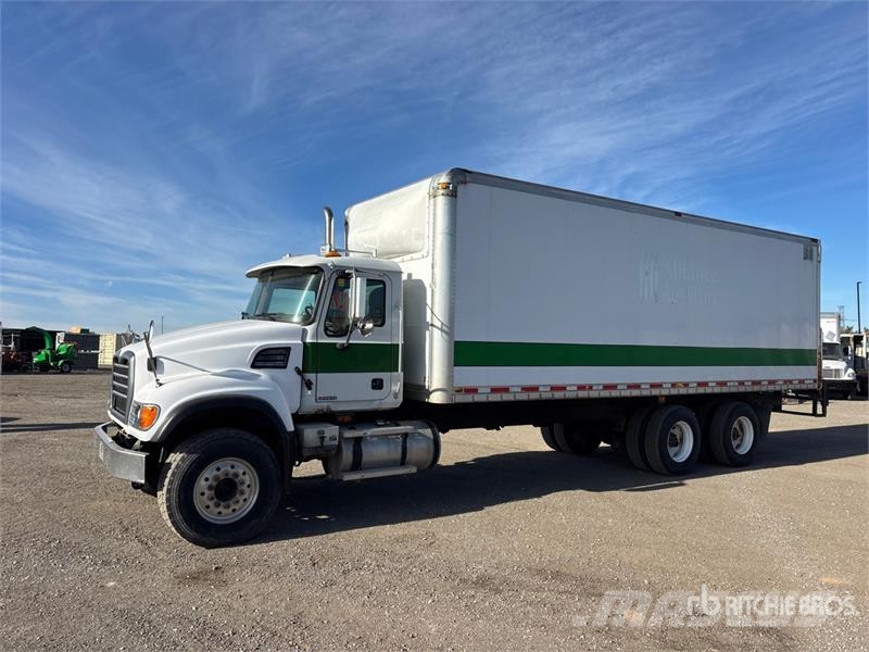Mack CV713 6x4 Van Truck Dobozos teherautók