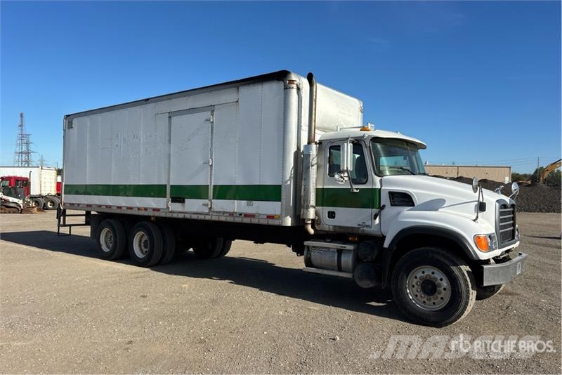 Mack CV713 6x4 Van Truck Dobozos teherautók