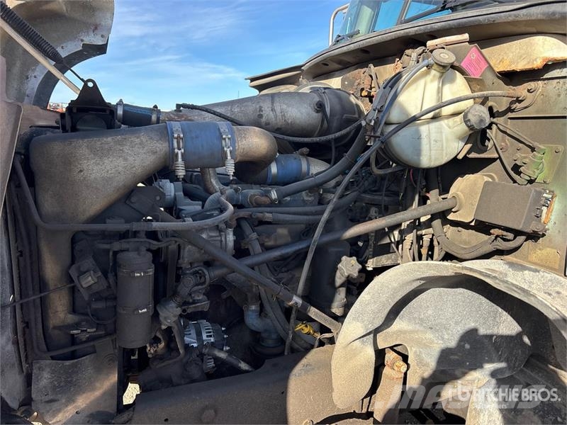Mack CV713 6x4 Van Truck Dobozos teherautók