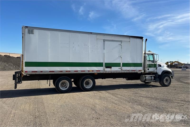 Mack CV713 6x4 Van Truck Dobozos teherautók