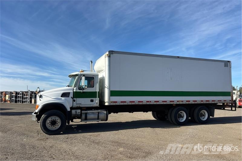 Mack CV713 6x4 Van Truck Dobozos teherautók
