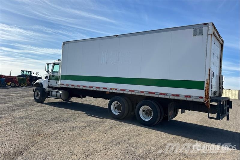 Mack CV713 6x4 Van Truck Dobozos teherautók