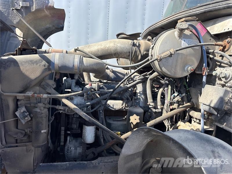 Mack CV713 8x4 Cab and Chassis Kabine in notranjost