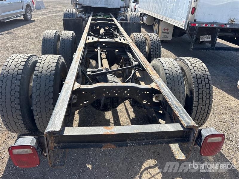 Mack CV713 8x4 Cab and Chassis Kabine in notranjost