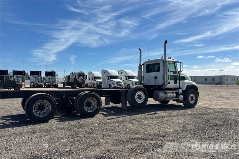 Mack CV713 8x4 Cab and Chassis Kabine in notranjost