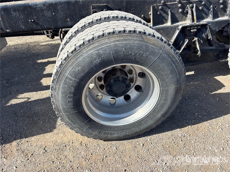 Mack CV713 8x4 Cab and Chassis Kabine in notranjost