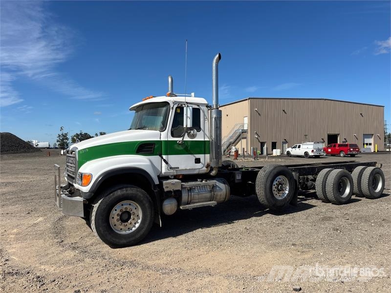 Mack CV713 8x4 Cab and Chassis Kabine in notranjost