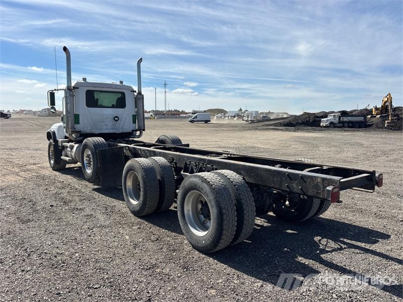 Mack CV713 8x4 Cab and Chassis Kabine in notranjost