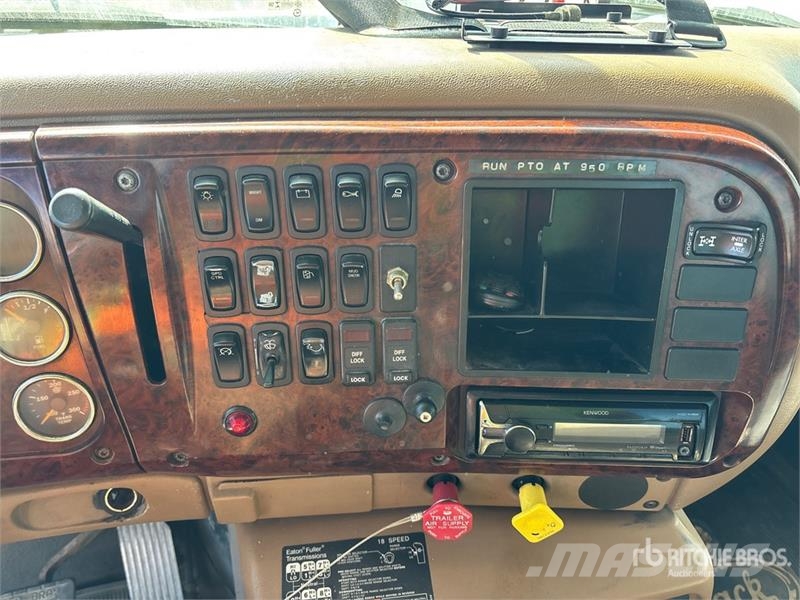 Mack CV713 8x4 Cab and Chassis Kabine in notranjost