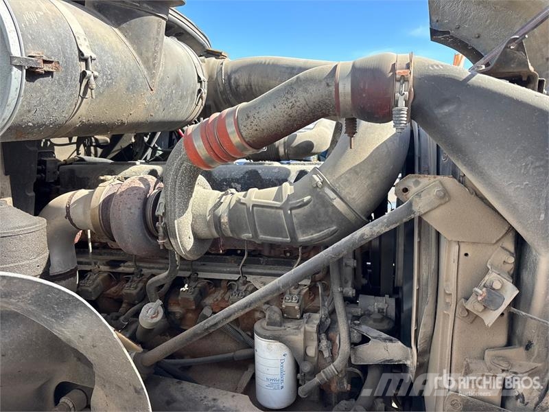 Mack CV713 8x4 Cab and Chassis Kabine in notranjost