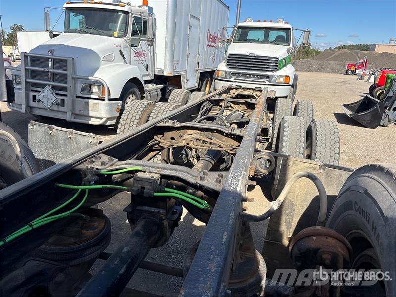 Mack CV713 8x4 Cab and Chassis Kabine in notranjost