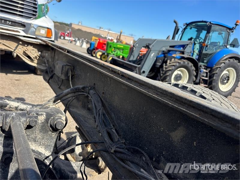 Mack CV713 8x4 Cab and Chassis Kabine in notranjost