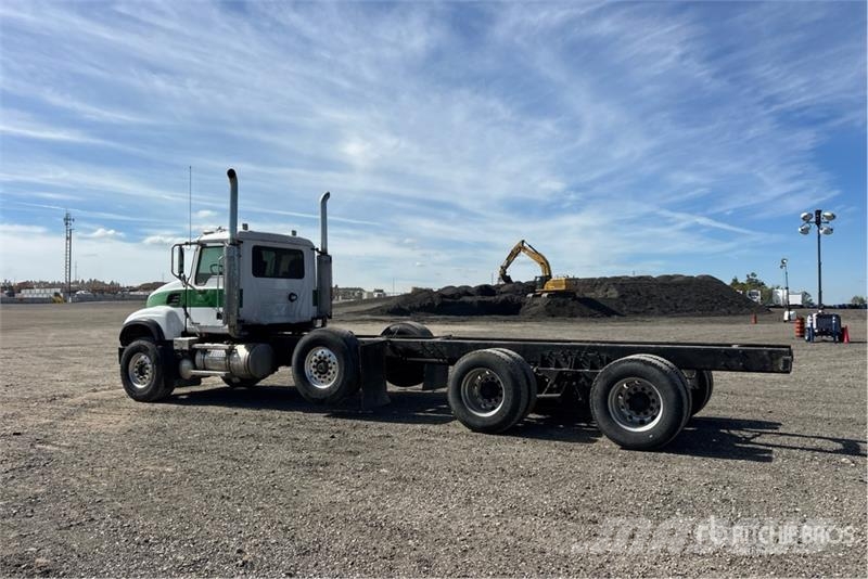 Mack CV713 8x4 Cab and Chassis Kabine in notranjost