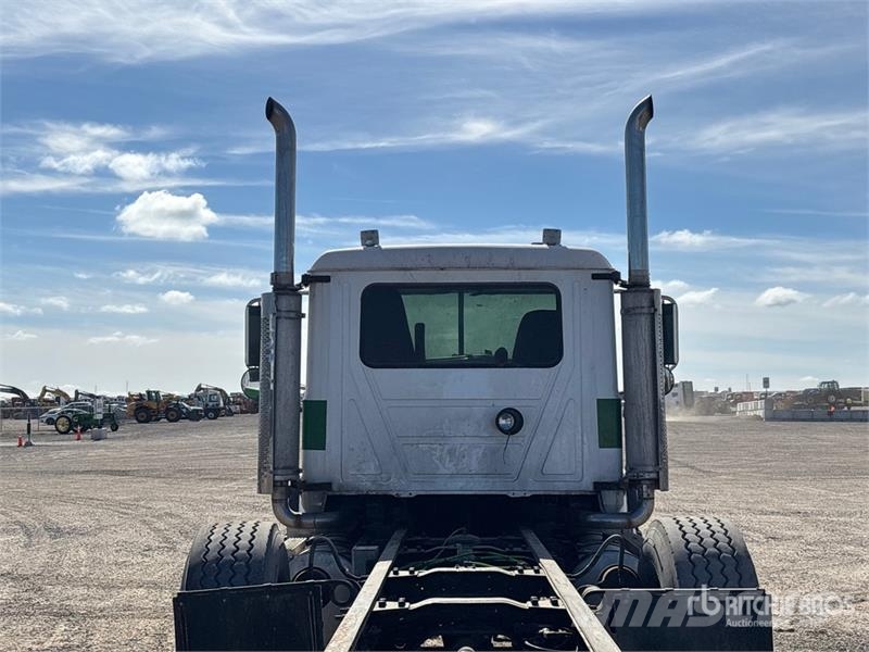 Mack CV713 8x4 Cab and Chassis Kabine in notranjost