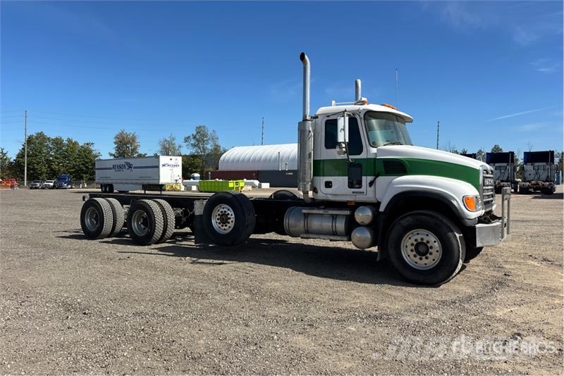 Mack CV713 8x4 Cab and Chassis Kabine in notranjost