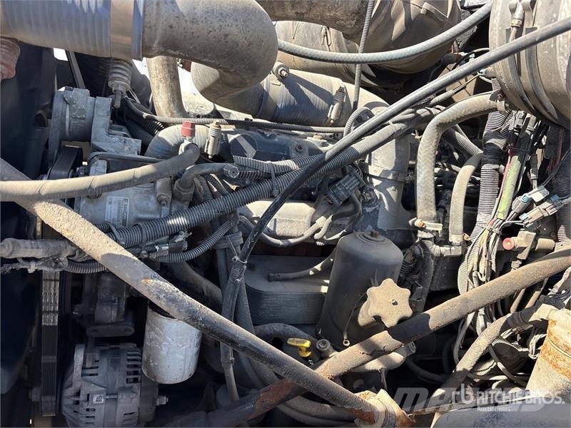 Mack CV713 8x4 Cab and Chassis Kabine in notranjost