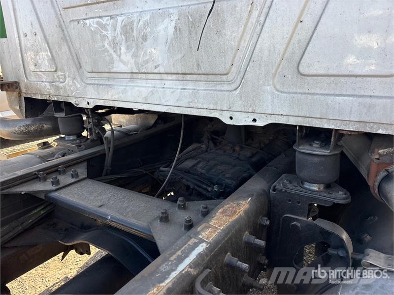 Mack CV713 8x4 Cab and Chassis Kabine in notranjost