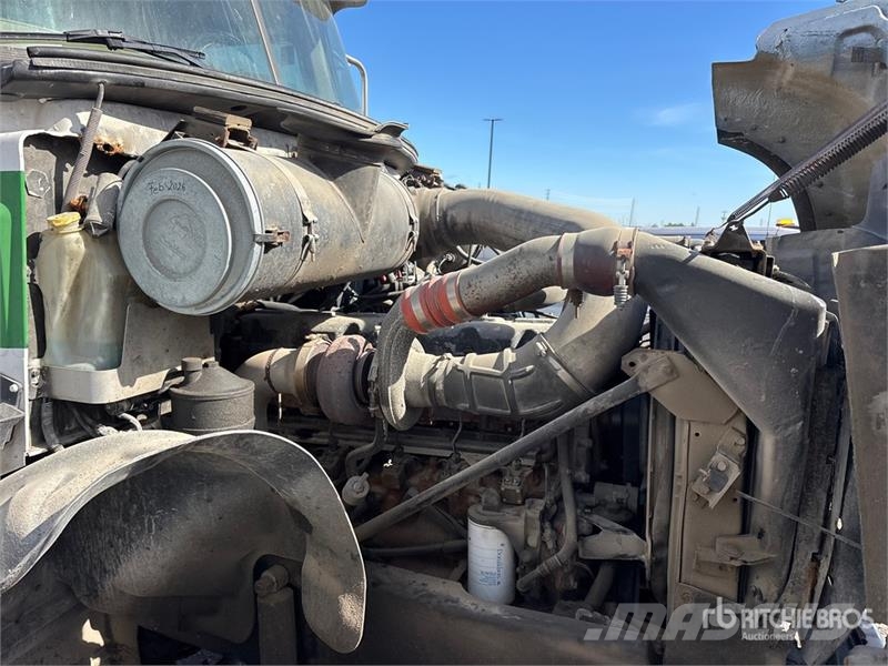 Mack CV713 8x4 Cab and Chassis Kabine in notranjost