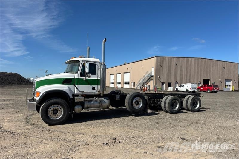 Mack CV713 8x4 Cab and Chassis Kabine in notranjost