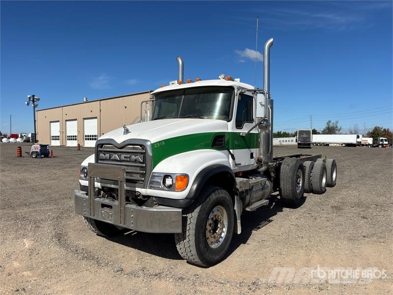 Mack CV713 8x4 Cab and Chassis Kabine in notranjost