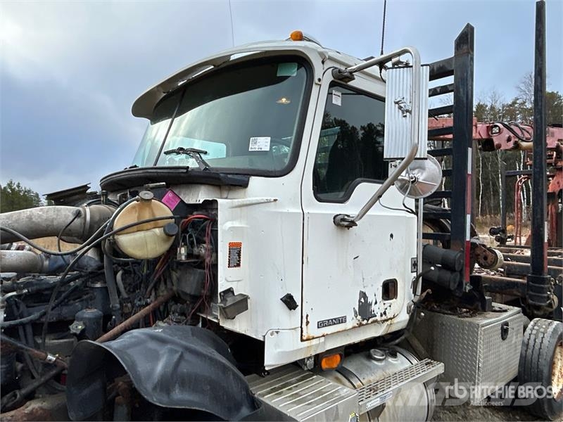 Mack CV713 8x4 Self-Loading Log Truck Mafsalli yükleyiciler