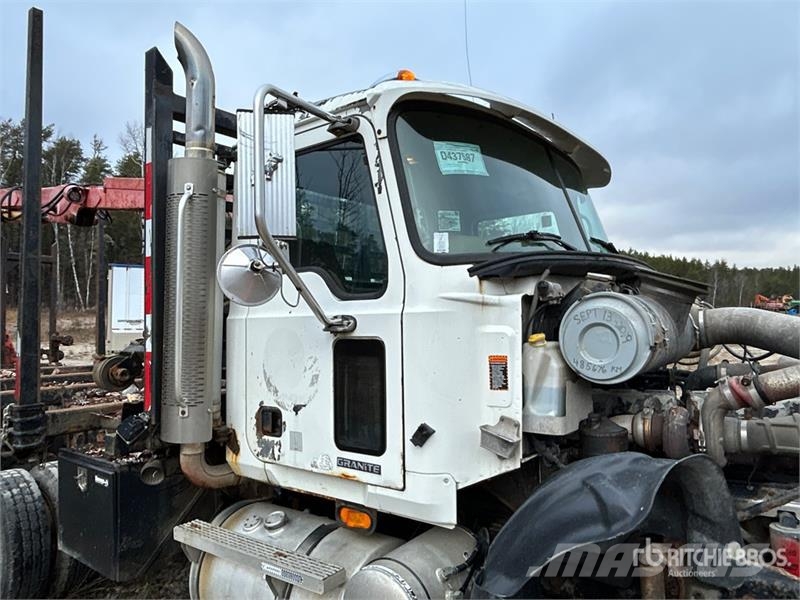 Mack CV713 8x4 Self-Loading Log Truck Mafsalli yükleyiciler